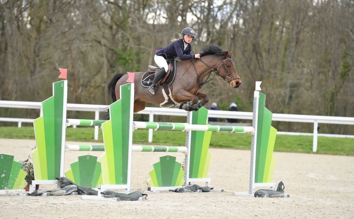 Mareva Hode en action lors d'une séance de coaching CSO avec un jeune cavalier